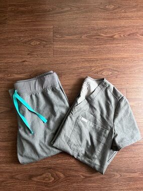 FIGS Women’s XS Gray Scrub Set with Teal Drawstring